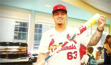 MLB(影)／畫滿病童手印的球棒　真的敲出全場最暖心的一支全壘打