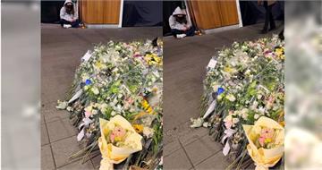 獨／無辜騎士成張文刀下魂　民眾獻花見姊姊深夜帶威士忌祭悼痛哭