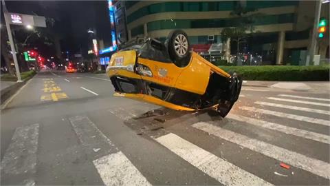 高雄小黃撞轎車翻車　轎車噴飛車頭半毀！2駕駛無酒駕疑闖紅燈肇禍