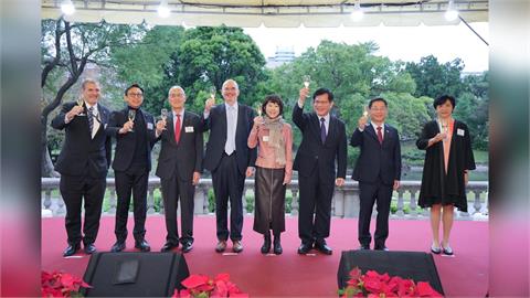 快新聞/感謝AIT力挺台灣!林佳龍同框谷立言 外籍生笑喊:學中文連滾帶爬不簡單