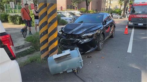 松鼠惹禍？路邊電桿突爆炸　變電箱掉落砸毀停靠轎車
