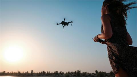 女攝影師無人機闖禁區遭罰30萬不管！父母代繳…神救援遭扣「台積股票」