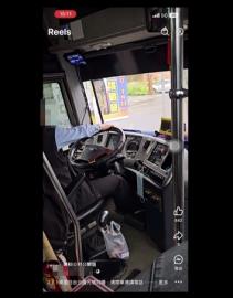 客運滿載！　駕駛手持電話邊開車　乘客怕爆po網