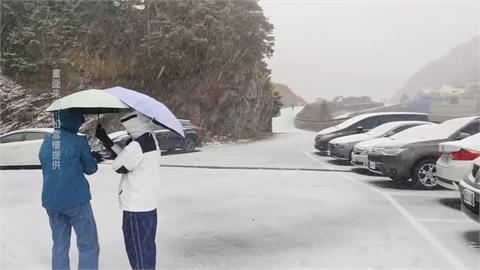 冷氣團發威 今低溫石碇僅10.1度、玉山飄雪了