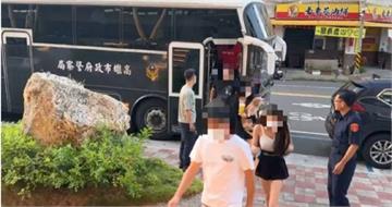 高雄餐廳頂樓淪賭場！長腿妹抱愛犬深夜開賭　警突襲活逮30人