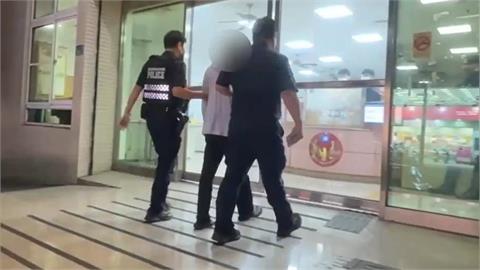 高雄阿伯結帳「突伸狼爪」3度襲胸！女店員大喊報警他竟回「抱緊一點」畫面曝