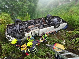 合歡山中巴翻車16傷！司機無照還有97張罰單未繳　罰金高達66萬元