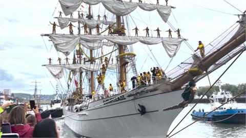 塞納河畔大船入港　法國帆船遊行超壯觀