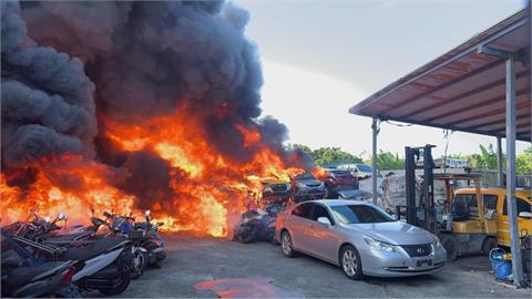 快新聞／驚悚畫面！烈火狂燒「基隆廢棄車場」　黑煙竄天嚇壞居民