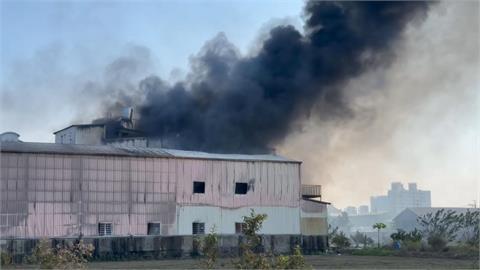 快新聞/台南新化模具工廠大火!滾滾黑煙沖天 駭人畫面曝光了