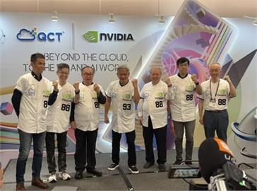 廣達致贈棒球衣 黃仁勳:愛台灣、很開心成為Team Taiwan一員