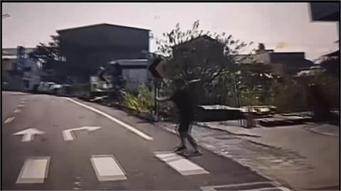 鹿港行車驚魂！　路邊男子「持磚作勢砸車」嚇壞夫妻檔