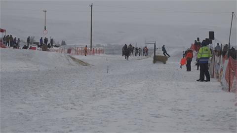 刺激！美愛達荷州拖曳滑雪賽　馬拉人飆時速56公里