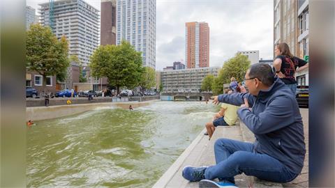 快新聞／參訪全球首座市中心衝浪池　侯友宜：新北持續打造全齡運動環境
