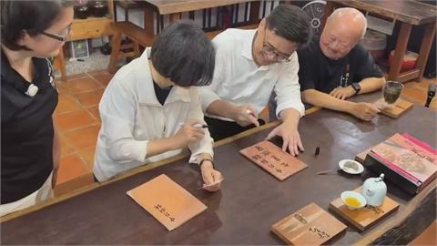 挺公益！　賴瑞隆.蔡英文赴左營庇護工場　體驗手作棋餅　加碼下訂300盒