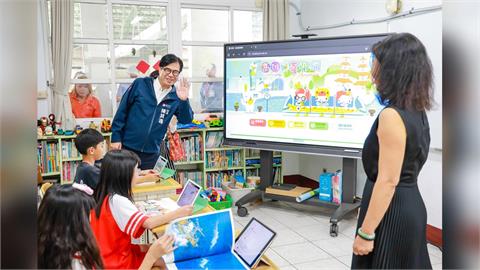 快新聞／高雄砸4.5億拚智慧教育　陳其邁化身「小邁同學」秀成果