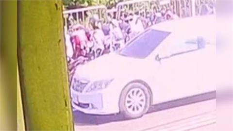 碰！駕駛橫掃7機車肇事逃逸　落網辯：以為撞到柱子