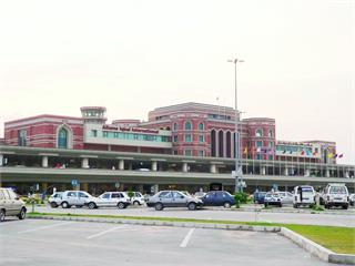 印巴起戰火／巴基斯坦大城拉合爾驚傳爆炸　4機場關閉停飛