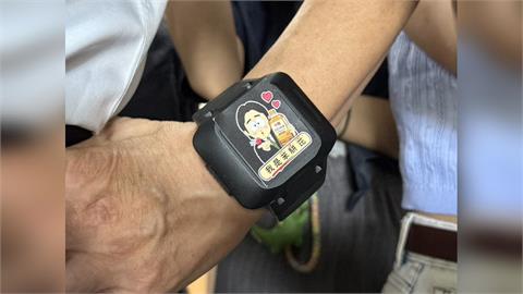 快新聞／柯文哲曬電子手環嗨喊「掀手錶旋風」　四叉貓不忍開酸了