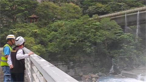 燕子口堰塞湖紅色警戒　落石多怪手挖降進度慢