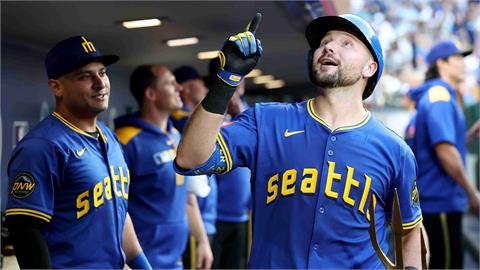 MLB(影)／42轟！水手勞雷「左右開弓捕手砲第一人」　挑戰破法官美聯單季最多轟