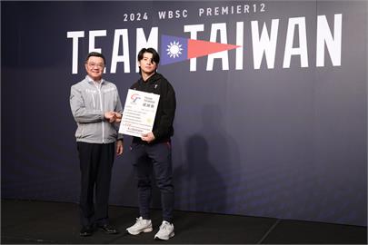 快新聞／不用道歉表！卓榮泰親送「道謝表」　喊話：我們愛棒球的心超出了「傑憲」