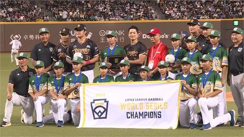 東園少棒凱旋！　冠軍遊行終點站參與「大師兄」林智勝引退賽