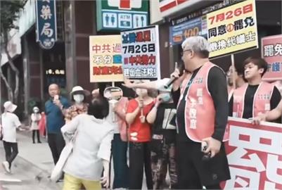 快新聞／桃園罷團街頭造勢遭辱！　婦人對志工吐口水還怒罵下三濫