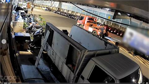 拖吊車硬關釀禍？貨車違停在先？　駕駛遭尾門重砸掀網熱議