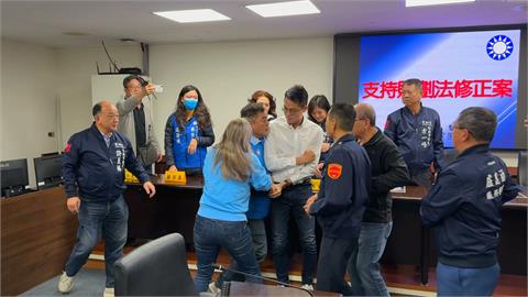 火爆！踢館財劃法記者會　議員盧崑福頭槌撞李宗霖