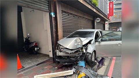 快新聞／撞了就跑！小客車突衝上人行道「燈桿慘斷裂」　警鎖定肇事駕駛身分
