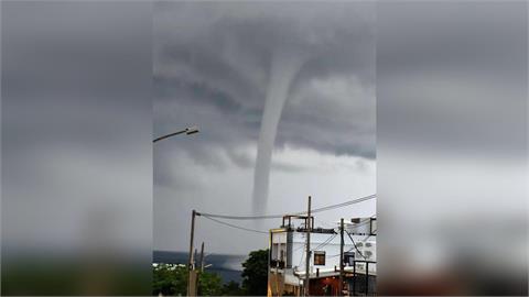 震撼畫面曝光！小琉球外海出現巨大「水龍捲」　民眾驚呼搶拍