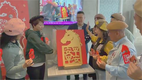 陳亭妃"錢母紅包"藏心意! 全是志工長輩"親手黏貼"製作