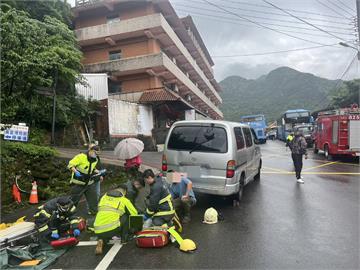 快新聞／金瓜石嚴重意外！駕駛疑忘記拉手煞車「急肉身擋車」　慘遭壓倒命危