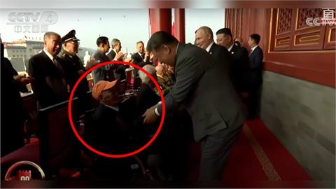 習近平握手人瑞竟是「國民黨抗日老兵」！出席九三閱兵「天安門城樓」觀禮