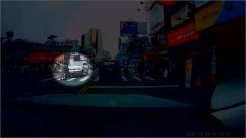 男女經新竹城隍廟前道路遭撞　休旅車最高可罰3萬6