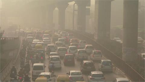 印度空污霾害嚴重　企業研發抗空污安全帽　號稱可過濾8成污染物質