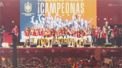 頒獎典禮強吻女球員全球撻伐　西班牙足協主席大改口狂喊五次「不辭職」