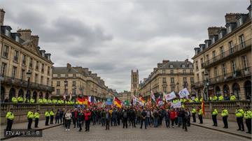 倫敦街頭萬人對峙！反移民與挺巴勒斯坦示威齊發　警方出動四千警力維安