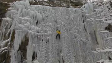 捷克峭壁變「冰牆」！寒冬中挑戰攀岩難度更高