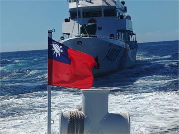 台灣海巡護漁讓國旗在「中國海警前飄揚」　海峽中線「超近對峙畫面」曝