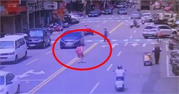 愛車被拖！彰化女紅線違停狂奔追車　慘跌跪地驚險畫面曝光