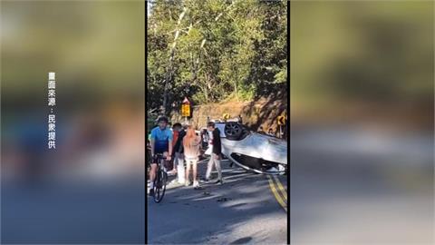 合歡山武嶺路段大塞車! 驚見1車「烏龜翻」4人傷