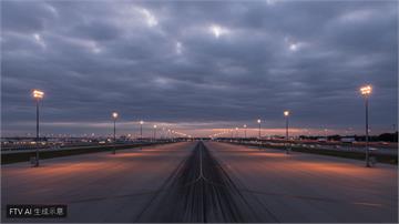 聯合航空波音客機降落紐華克驚魂　撞斷燈柱波及公路貨車