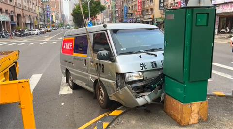 高雄運鈔車撞分隔島！　保全受傷送醫　緊急戒護千萬現金