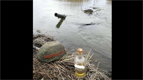 俄軍酒醉開戰車「沉入水中」溺斃！頭盔、酒瓶丟一旁網笑：烏克蘭另類武器