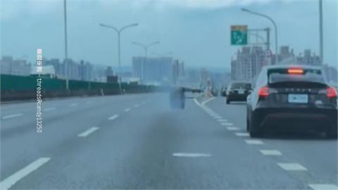 台74線驚見無敵風火輪 貨車輪胎掉車道"邊滾邊起火"