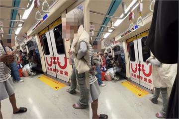 北捷女乘客「車廂亮刀」！距離阿伯脖子僅3公分　同車乘客嚇壞