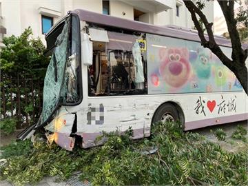快新聞／嚇死！台南公車擦撞小貨車　失控撞倒路桿畫面曝光