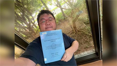 四叉貓在國家圖書館拍照打卡找「這本書」　網見封面驚呼：萬美玲完蛋了...